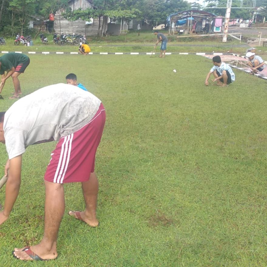 PSHT Gedung Boga Laksanakan Gotong-Royong Lapangan Sepak bola H.Solani Ali